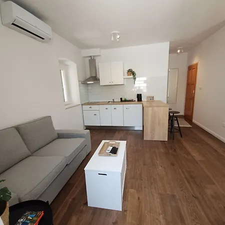 Lilly With Amazing View *