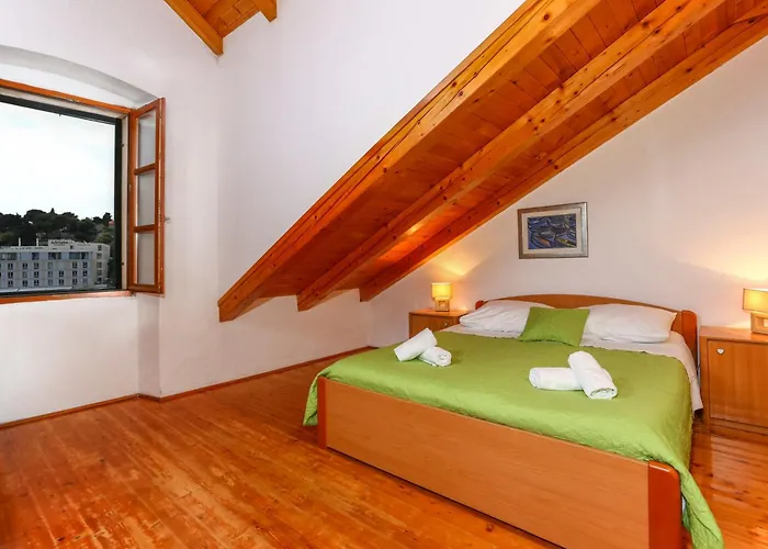 Lilly With Amazing View 흐바르